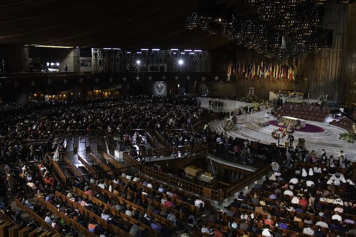 Miles de feligreses acudieron a la Basílica de Guadalupe para celebrar a la Virgen María en su día. Muchos aprovecharon el previo para descansar de sus largos viajes.