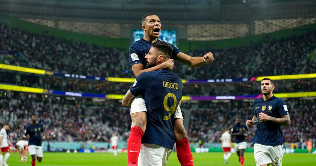 Olivier Giroud (9) celebra con Kylian Mbappé tras anotar el primer de Francia ante Polonia durante el partido por los octavos de final del Mundial, el domingo 4 de diciembre de 2022, en Doha, Qatar.