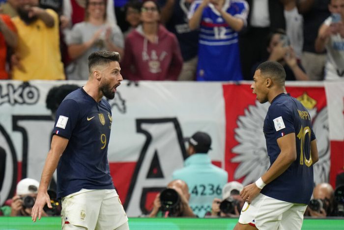 Olivier Giroud celebra con Kylian Mbappé tras anotar el primer de Francia ante Polonia durante el partido por los octavos de final del Mundial, el domingo 4 de diciembre de 2022, en Doha, Qatar. 