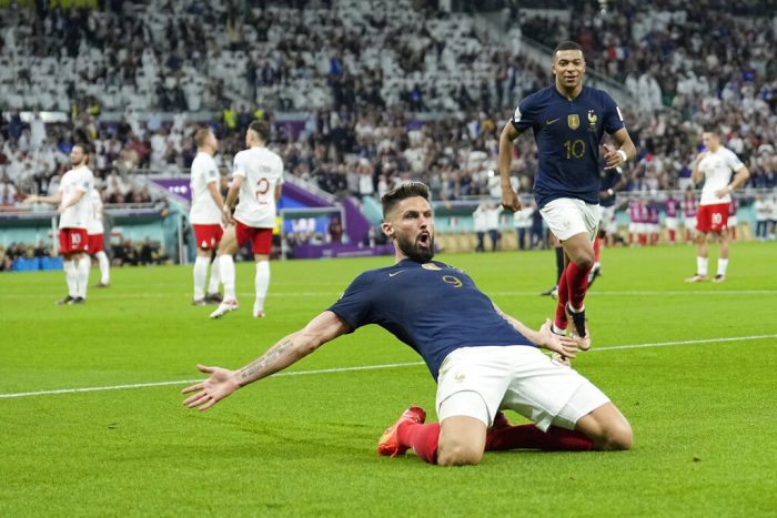 Olivier Giroud celebra tras anotar el primer de Francia ante Polonia durante el partido por los octavos de final del Mundial, el domingo 4 de diciembre de 2022, en Doha, Qatar.