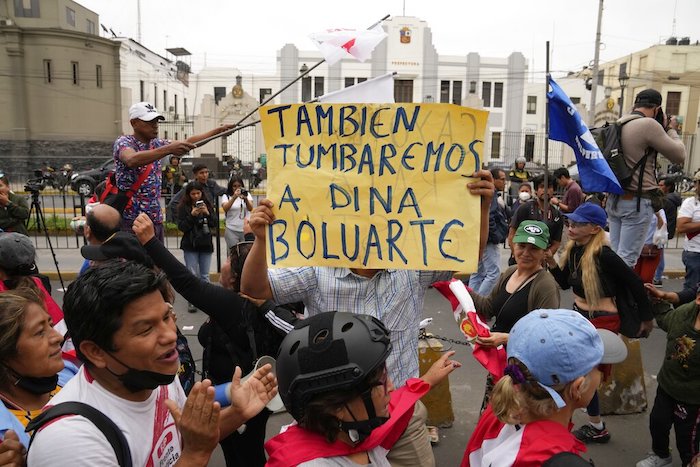 Opositores del Presidente peruano Pedro Castillo celebran su destitución fuera de la comisaría de policía, a la que llegó el Presidente el miércoles sin que quedara claro de inmediato su situación, en Lima, Perú, el miércoles 7 de diciembre de 2022.