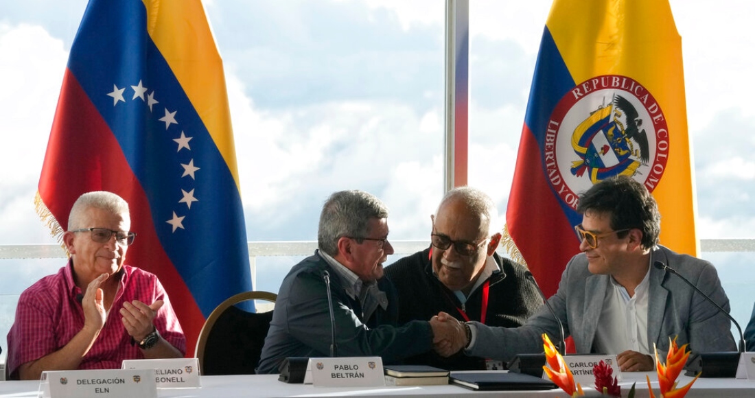 Pablo Beltrán, representante de la guerrilla colombiana Ejército de Liberación Nacional (ELN), segundo por la izquierda, estrecha la mano de Danilo Rueda, Alto Comisionado para la Paz de Colombia, en la reanudación de los diálogos de paz en Caracas, Venezuela, el lunes 21 de noviembre de 2022.