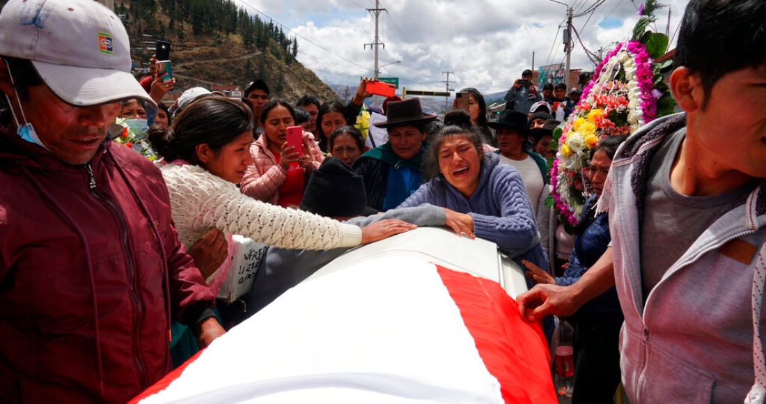 Parientes de Wilfredo Lizarme, de 18 años, recorren las calles con el ataúd de los restos del joven en la ciudad de Andahuaylas, en el sur de Perú, el martes 13 de diciembre de 2022.