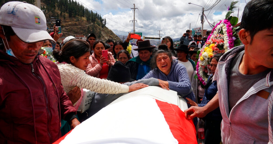 Parientes de Wilfredo Lizarme, de 18 años, recorren las calles con el ataúd de los restos del joven en la ciudad de Andahuaylas, en el sur de Perú, el martes 13 de diciembre de 2022.