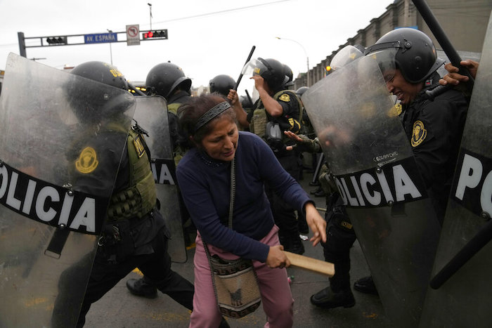 Partidarios del expresidente Pedro Castillo confrontan a policías antidisturbios que rodean la comisaría a la que llegó Castillo en Lima, Perú, el miércoles 7 de diciembre de 2022.