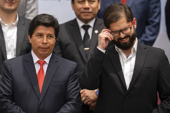 El Presidente de Perú, Pedro Castillo, a la izquierda, y el mandatario chileno Gabriel Boric, a la derecha, posan para la foto con sus ministros en Santiago, Chile, el martes 29 de noviembre de 2022.