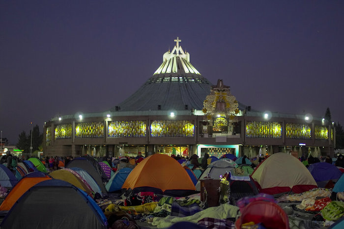 Los peregrinos acampan afuera de la Basílica de Guadalupe en la Ciudad de México, el lunes 12 de diciembre de 2022 temprano.