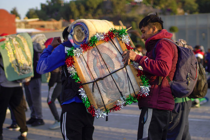 Peregrinos llevan íconos de la Virgen de Guadalupe a la Basílica de Guadalupe en la Ciudad de México, la madrugada del lunes 12 de diciembre de 2022.