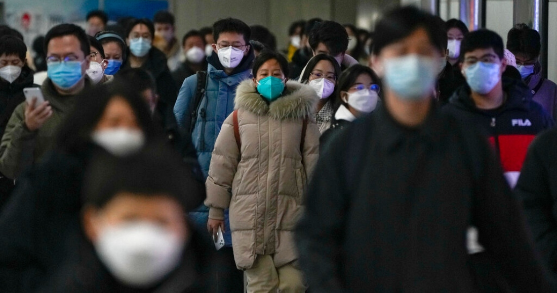 Personas caminan entre una estación del metro y otra en plena hora pico de la mañana en Beijing el martes 20 de diciembre de 2022.