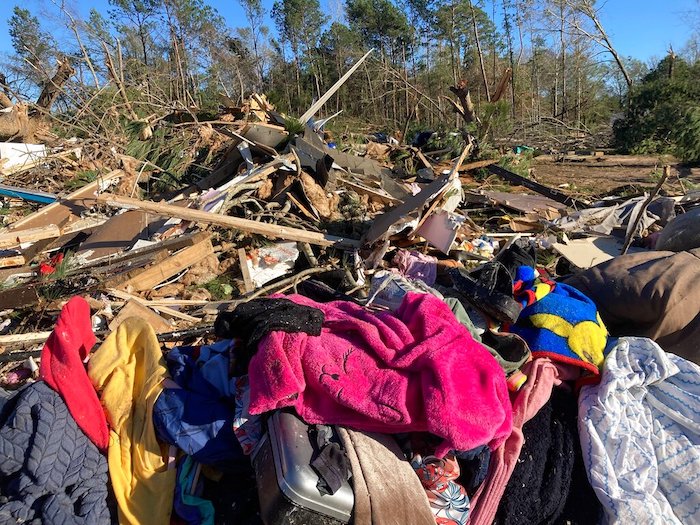 Pilas de escombros dejó una fuerte tormenta en Keithville, el miércoles 14 de diciembre de 2014.