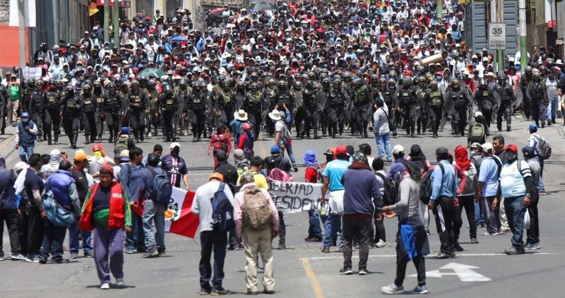 La policía llega hasta donde los seguidores del destituido Presidente peruano Pedro Castillo protestan por su detención en Arequipa, Perú, el miércoles 14 de diciembre de 2022.