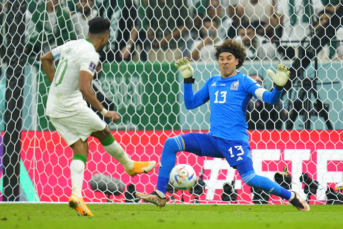 Salem Al-Dawsari de Arabia Saudita anota un gol contra el portero mexicano Guillermo Ochoa durante el partido por el Grupo C de la Copa Mundial en el Estadio Lusail en Lusail, Qatar, el miércoles 30 de noviembre de 2022.