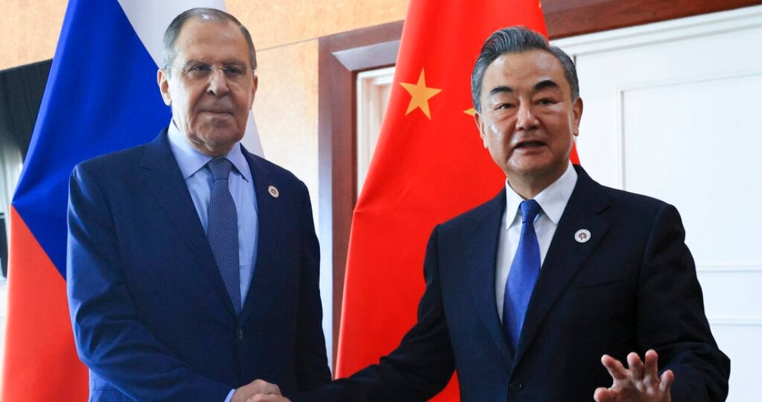 En esta imagen publicada por el servicio de prensa del Ministerio ruso de Exteriores, el Ministro ruso de Exteriores, Sergey Lavrov, a la izquierda, y el Ministro chino de Exteriores, Wang Yi posan para una foto antes de sus conversaciones en un aparte de la 12ma cumbre de ministros de Exteriores del Este de Asia en Nom Pen, Camboya, el 5 de agosto de 2022.