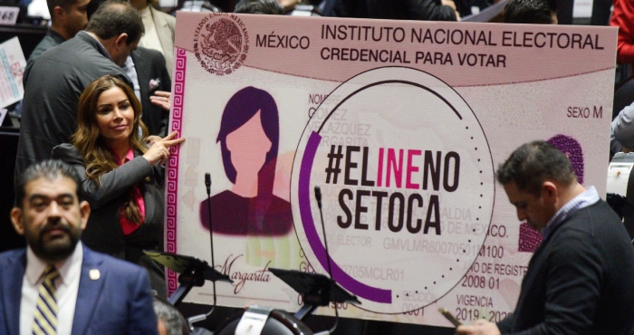 Karina Marlen Barrón Perales, Diputada del PRI, protesta en contra de la reforma constitucional en materia electoral, durante la sesión ordinaria de la Cámara de Diputados.