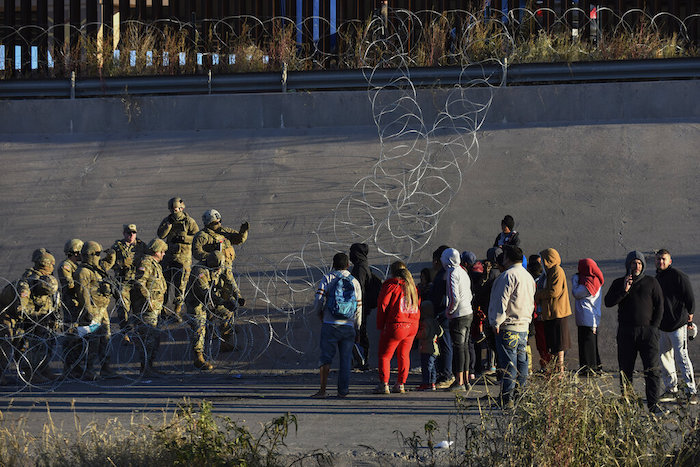 Soldados estadounidenses impiden que migrantes crucen a El Paso, Texas, desde Ciudad Juárez, México, el martes 20 de diciembre de 2022.