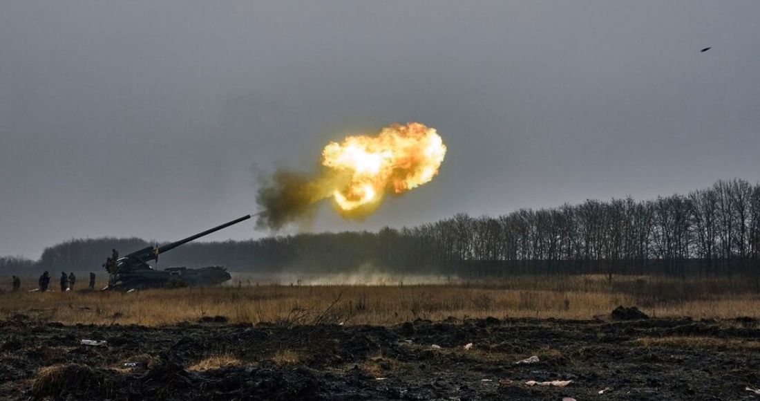 Soldados ucranianos disparan un equipo de artillería Pion contra posiciones rusas cerca de Bakhmut, en la región ucraniana de Donetsk, el viernes 16 de diciembre de 2022.