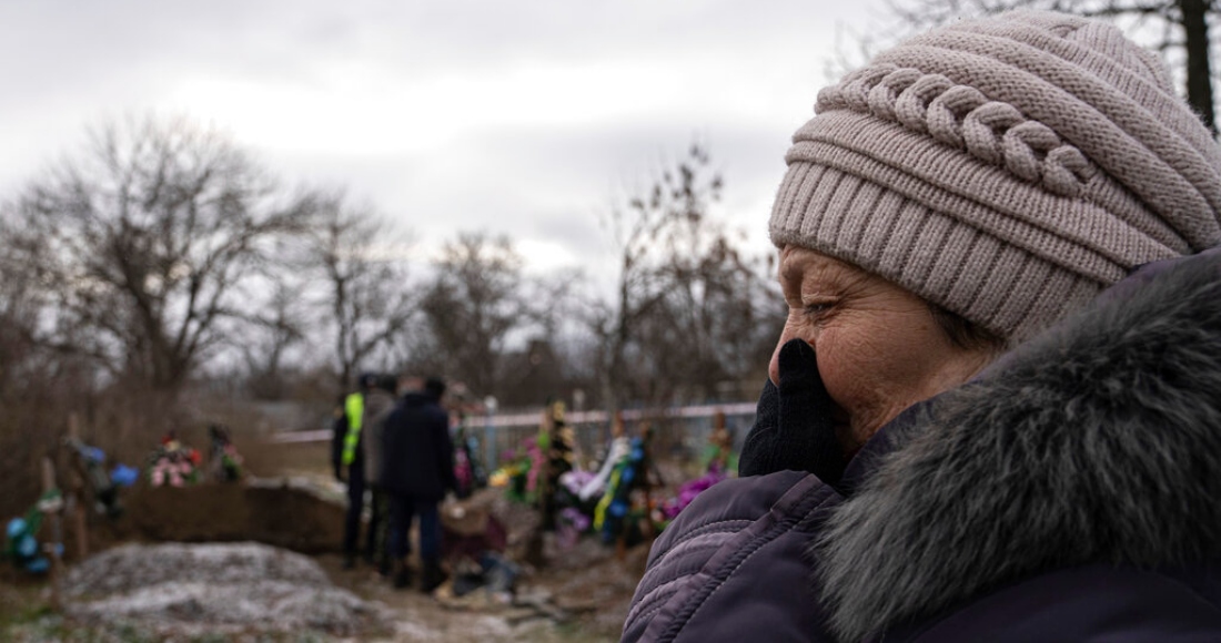 Tamila Pyhyda llora durante la exhumación de su marido, Serhii Pyhyda, asesinado por fuerzas rusas, en la localidad recién liberada de Vysokopillya, Ucrania, el lunes 5 de diciembre de 2022.