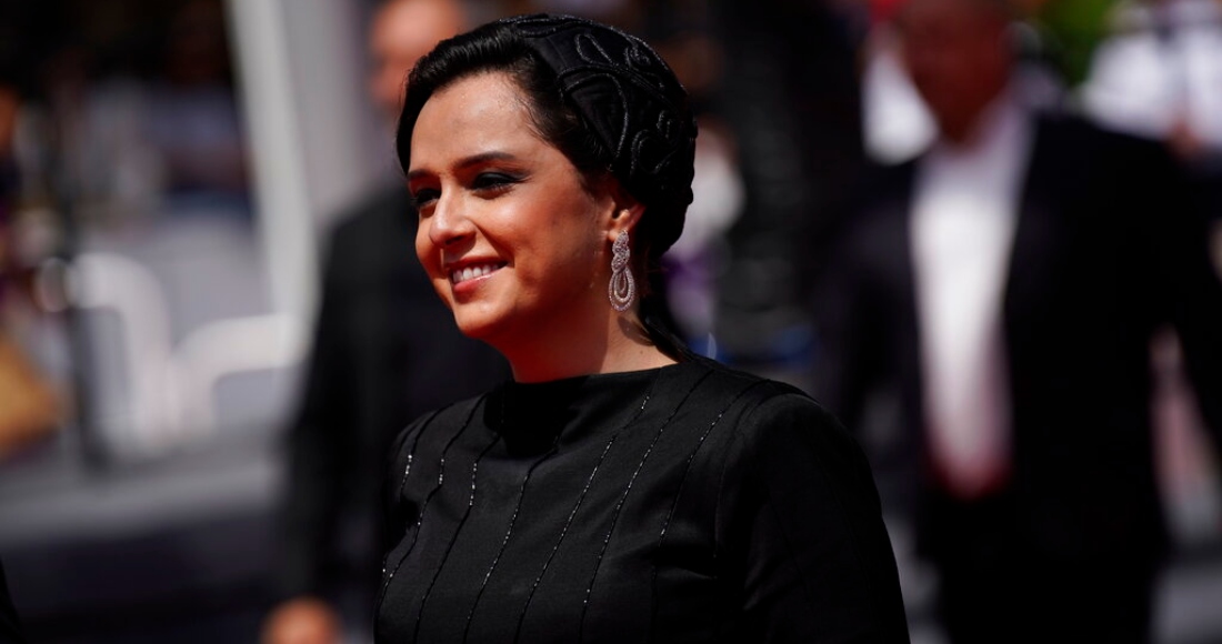 Taraneh Alidoosti posa para los fotógrafos en la alfombra roja de la cinta "Leila's Brothers" en la 75ta edición del Festival Internacional de Cine de Cannes, en el sur de Francia, el miércoles 25 de mayo de 2022.