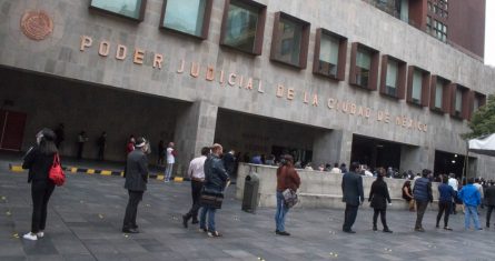 Largas filas se presentaron el pasado 3 de agosto en los juzgados del Tribunal Superior de Justicia de la Ciudad de México (TSJ-CdMx) tras reabrir sus trámites de manera presencial, luego de que permanecieran cuatro meses cerrados por la pandemia de COVID-19.