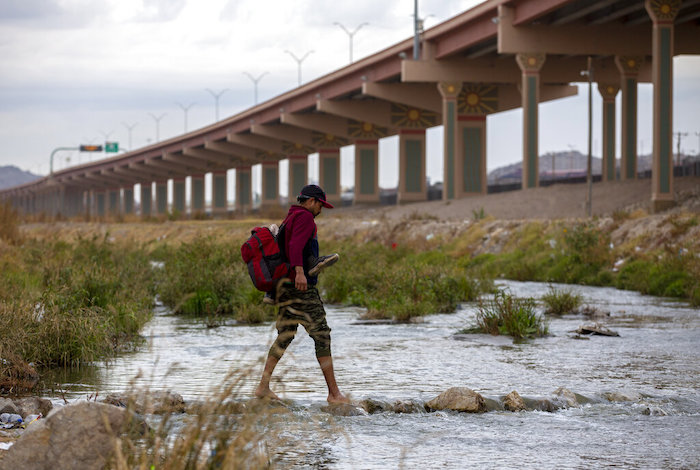 Un migrante ecuatoriano cruza el Río Bravo (Grande) hacia El Paso, Texas, el domingo 18 de diciembre de 2022, desde Ciudad Juárez, México.