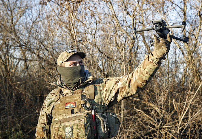 Un militar ucraniano sostiene un dron durante una operación contra posiciones rusas en un lugar no revelado en la región de Donetsk, Ucrania, el 4 de diciembre de 2022.