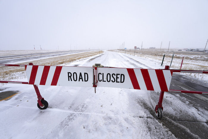 Un señalamiento de camino cerrado en una autopista de Aurora, Colorado, el martes 13 de diciembre de 2022.