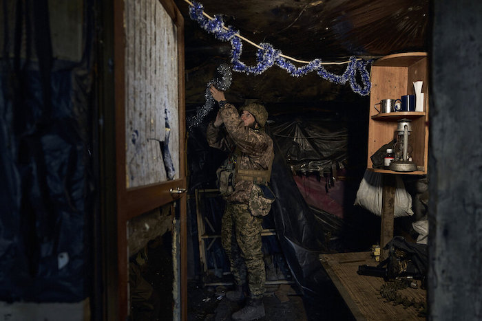 Un soldado ucraniano con decoraciones navideñas cerca de Maryinka, en Donetsk, Ucrania el 23 de diciembre de 2022.