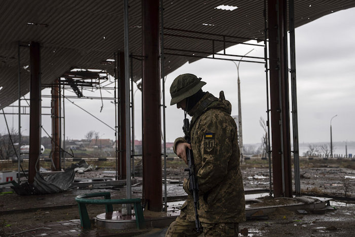 Un soldado ucraniano vigila una zona cercana al puente Antonovsky, que fue destruido por las fuerzas rusas tras retirarse de Jersón, Ucrania, el jueves 8 de diciembre de 2022.