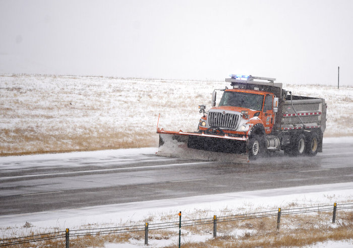 Una barredora de nieve del Departamento de Transporte de Colorado sobre una autopista de Aurora, Colorado, el martes 13 de diciembre de 2022.