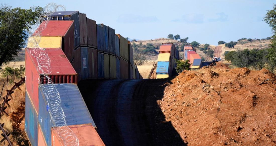 Una hilera de contenedores de transporte apilados en la frontera entre Estados Unidos y México en la lejana sección de San Rafael Valley, Arizona, el jueves 8 de diciembre de 2022.