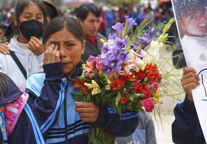 Una joven llora durante la procesión de entierro del estudiante que murió durante las protestas en contra de la nueva Presidenta de Perú, Dina Boluarte, en Andahuaylas, Perú, el lunes 12 de diciembre de 2022.