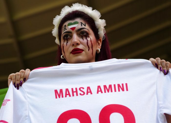 Una mujer muestra una camiseta con el nombre de Mahsa Amini, una mujer que murió tras ser detenida por la policía en Irán a los 22 años, en la grada antes del partido del Grupo B del Mundial entre Gales e Irán, en el estadio Ahmad Bin, en Rayán, Qatar, el 25 de noviembre de 2022.