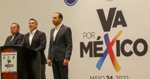 Marko Cortés (PAN), Alejandro Moreno Cárdenas (PRI), y Jesús Zambrano (PRD), quienes integran la coalición Va por México, durante una conferencia de prensa en mayo del 2022.