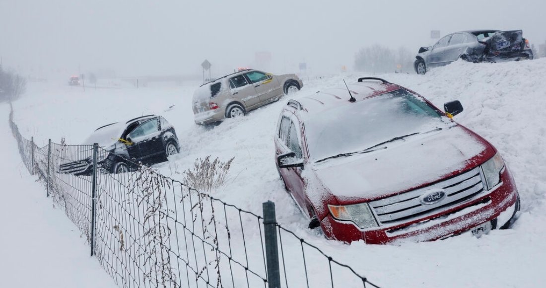 Vehículos detenidos en la autopista 131 Norte cerca de la calle 84 el viernes 23 de diciembre de 2022 en Byron Center, Michigan.