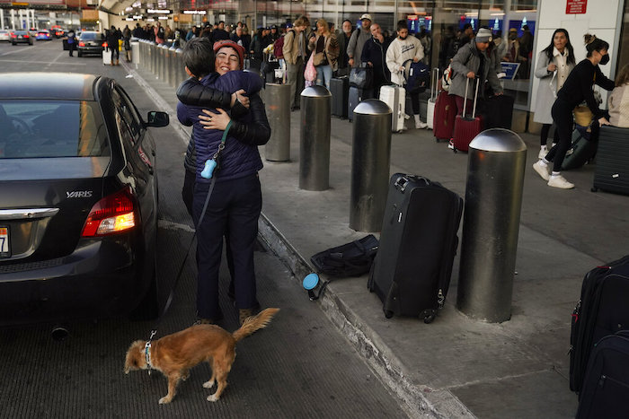 Viajeros forman largas filas en el Aeropuerto Internacional de Los Ángeles, 19 de diciembre de 2022.