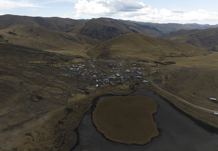 Vista de la laguna Cconchaccota secándose en la región Apurímac de Perú, el viernes 25 de noviembre de 2022. 