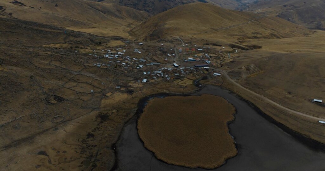 Vista de la laguna Cconchaccota secándose en la región Apurímac de Perú, el viernes 25 de noviembre de 2022.