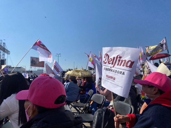 En la explanada del Palacio Municipal de Nezahualcóyotl, cientos de manifestantes asistieron para escuchar el mensaje de la precandidata Delfina Gómez Álvarez.