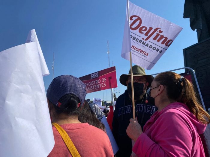 Las y los asistentes del evento portaban banderines con el nombre de Delfina Gómez Álvarez, aspirante a la gubernatura del Estado de México. 