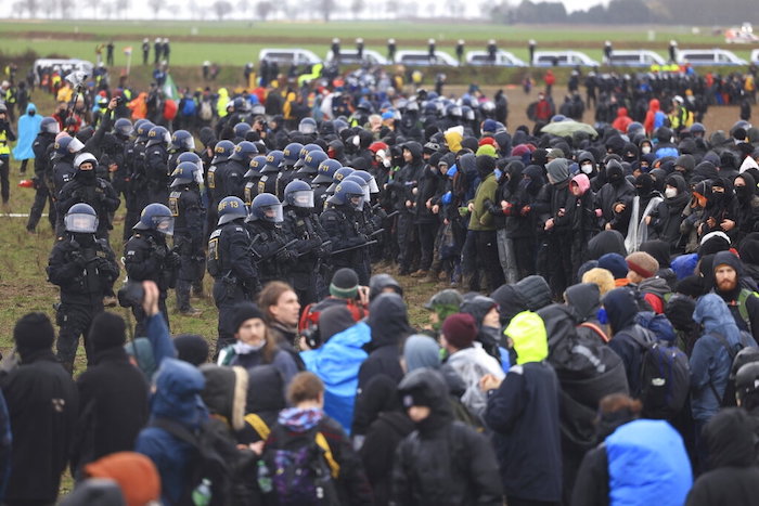 Agentes de la policía forman una hilera para impedir el paso a manifestantes cerca de la mina de Garzweiler, en la localidad de Luetzerath, en Alemania, el sábado 14 de enero de 2023.