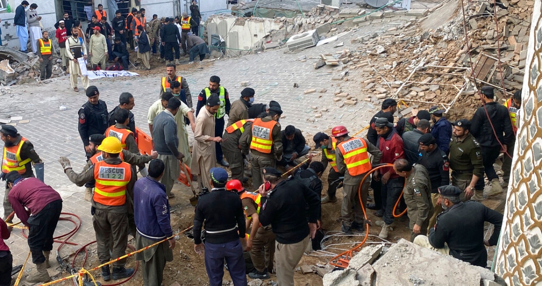 Agentes de seguridad y rescatistas buscan cuerpos en el lugar de un ataque suicida en Peshawar, Pakistán, el lunes 30 de enero de 2023. Decenas de personas murieron y más de un centenar resultaron heridas en la explosión en una mezquita.