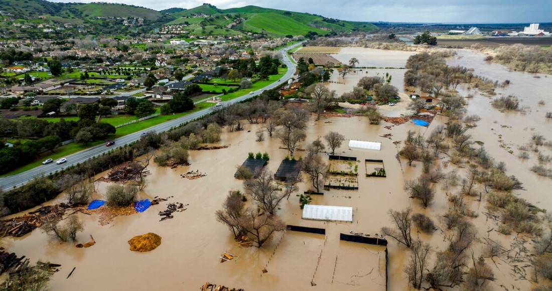 Aguas de una inundación cubren una propiedad en River Rd. en el condado Monterey, California, el viernes 13 de enero de 2023.