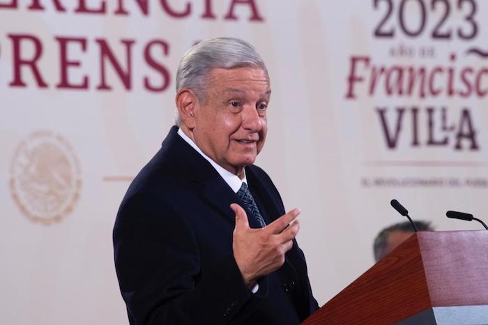 El Presidente Andrés Manuel López Obrador exhibió la mañana de este lunes una carta falsa en donde se habla de la posible destitución de Alejandro Gertz Manero, titular de la Fiscalía General de la República (FGR), la cual circuló durante el fin de semana junto con varias especulaciones sobre su estado de salud y rumores de su presunta muerte, algo que el mandatario desmintió, igual que la versión de que padece cáncer.