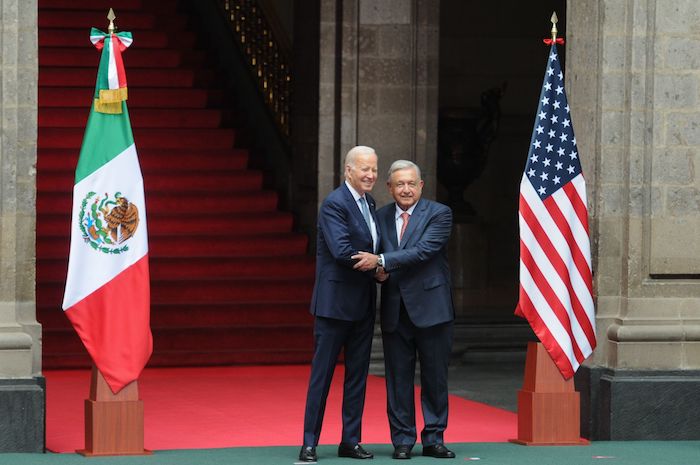 Joe Biden, Presidente de Estados Unidos, y Andrés Manuel López Obrador, Presidente de México, se saludan al término de la recepción en Palacio Nacional el 9 de enero de 2023.