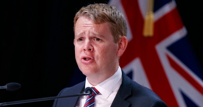 El Ministro encargado de la respuesta a la COVID-19 en Nueva Zelanda, Chris Hipkins, habla durante una conferencia de prensa el 28 de octubre de 2021 en Wellington, Nueva Zelanda.