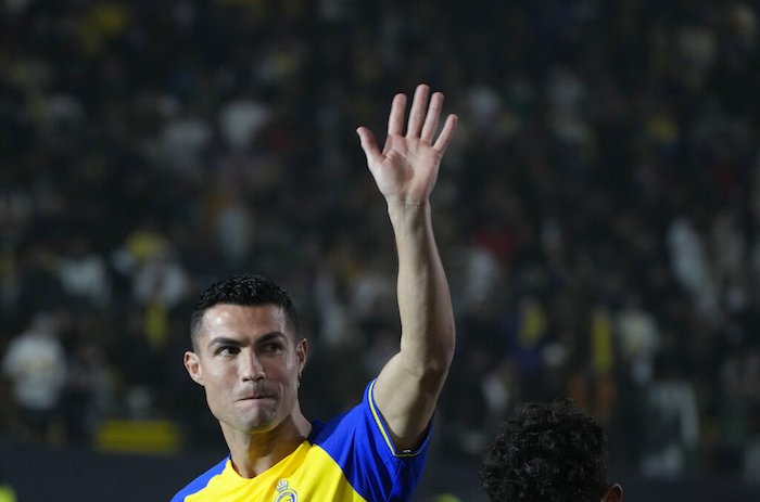 Cristiano Ronaldo agradece al público durante su presentación oficial como nuevo jugador del Al-Nassr, en Riad, Arabia Saudí, el martes 3 de enero de 2023.