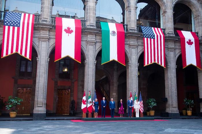 El encuentro tripartito se celebra casi todos los años, aunque hubo un receso durante la Presidencia de Donald Trump. A menudo se la conoce como la “cumbre de tres amigos”, una referencia a los profundos lazos diplomáticos y económicos entre los países.