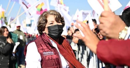 En la explanada del Palacio Municipal de Nezahualcóyotl, cientos de manifestantes asistieron para escuchar el mensaje de la precandidata Delfina Gómez Álvarez.