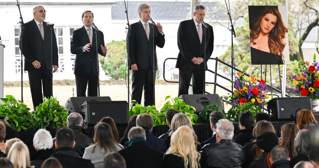 El Blackwood Brothers Quartet canta durante una ceremonia fúnebre en honor de Lisa Marie Presley, el domingo 22 de enero de 2023, en Memphis, Tennessee.