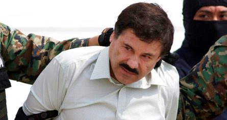 En esta fotografía de archivo del 22 de febrero de 2014, Joaquín "El Chapo" Guzmán, jefe del Cártel de Sinaloa en México, es escoltado a un helicóptero en la Ciudad de México luego de su captura.